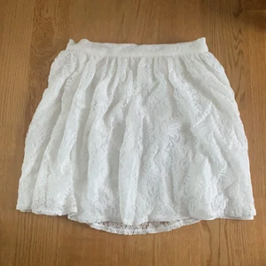 Kjol nakd  - Säljer denhär jättefin kjolen, aldrig använt den så den är i jätte bra skick. Kjolen är i storlek 38 och den är från nakd. 