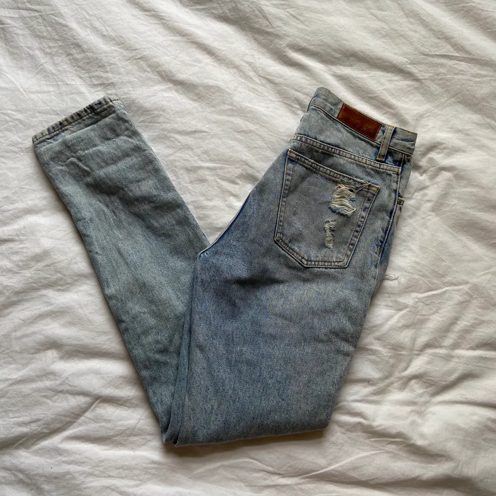 Coola jeans med massor av slitningar! Knappt använda. Rensar min garderob och säljer massor! Möts upp på söder eller fraktar❤️. Jeans & Byxor.