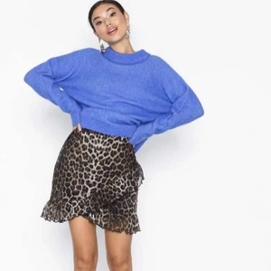 Nelly kjol leopard  - Super fin leopardkjol från Nelly, säljer pga för liten väldigt bra skick då den bara kommit till användning ca 2 gånger🖤🤎