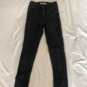 Skinny svarta jeans - Ett par helt vanliga svarta skinny jeans från Cubus. Väldigt små och tajta.