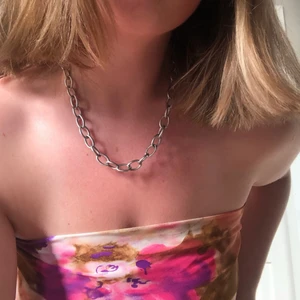 Halsband - kedja  - ett silverplaterat kedjehalsband jag köpte i en popup-butik (egenföretagare) i stockholm 💓 ringarna har ett svagt randigt detaljmönster (se bild 3) 