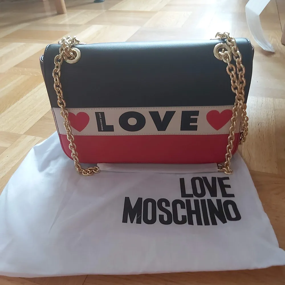 Brend new Moschino bag with declaration and dust bag. Väskor.