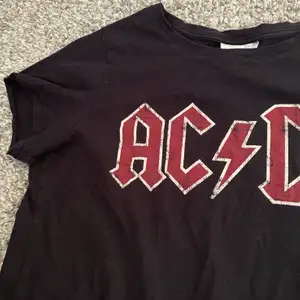 🛍Svart AC/DC-tröja från H&M i storlek M. Frakt tillkommer! Hör gärna av dig om du har frågor<3