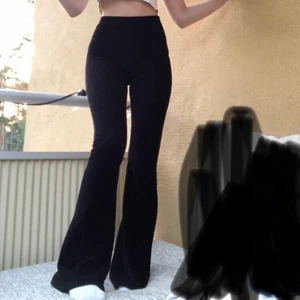 Flared byxor - Svarta flared ribbade byxor från urban outfitters.