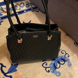 Guess Väska! - Säljer min jätte fina och enkla guess väska! Passar perfekt till vardags och den är super fin. Säljer pågrund av att jag har jätte många andra liknande! 