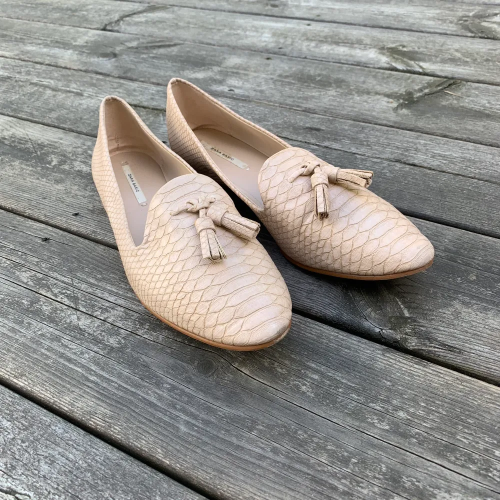 Ett par beiga loafers i kroko-imitation från Zara. Använda endast ett fåtal gånger. Bra begagnad kvalitet. Frakt 55kr tillkommer. . Skor.