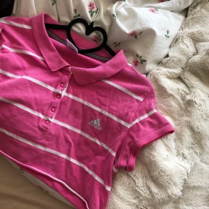 adidas pike - croppad adidas piké i storlek L, 120 + frakt❤️