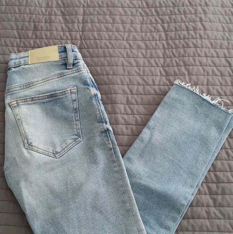 Storlek: 34 Straight fit Köparen står för fraktkostnaderna ✨🦋. Jeans & Byxor.