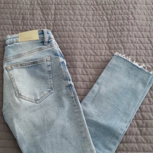 Jeans - Storlek: 34 Straight fit Köparen står för fraktkostnaderna ✨🦋