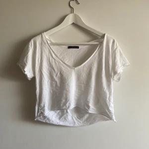 Vit croptop  - Den här fina tröjan är tyvärr för liten för mig. Tröjan är knappt använd och i mycket bra skick. Ord pris. 300kr