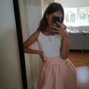 Vintage kjol - Säljer min vintage kjol då den aldrig kommit till användning tyvärr pågrund av en för stor storlek. Super gullig kjol i storlek 36. Buda på, högsta bud vinner.