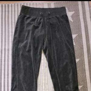 Cubus byxor i sammet - Cubus byxor i sammet färg:mörkgrå storlek:XS fina i skicket! 