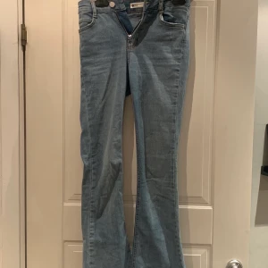 Jeans från Gina Trivot ”Perfect jeans” - Snygga bootcut jeans från Gina Tricot. Använda bara 1 gång. Storlek XS.  Pris endast 100 kr. Finns i Vällingby. Om skickas med post betalar köparen porto. 
