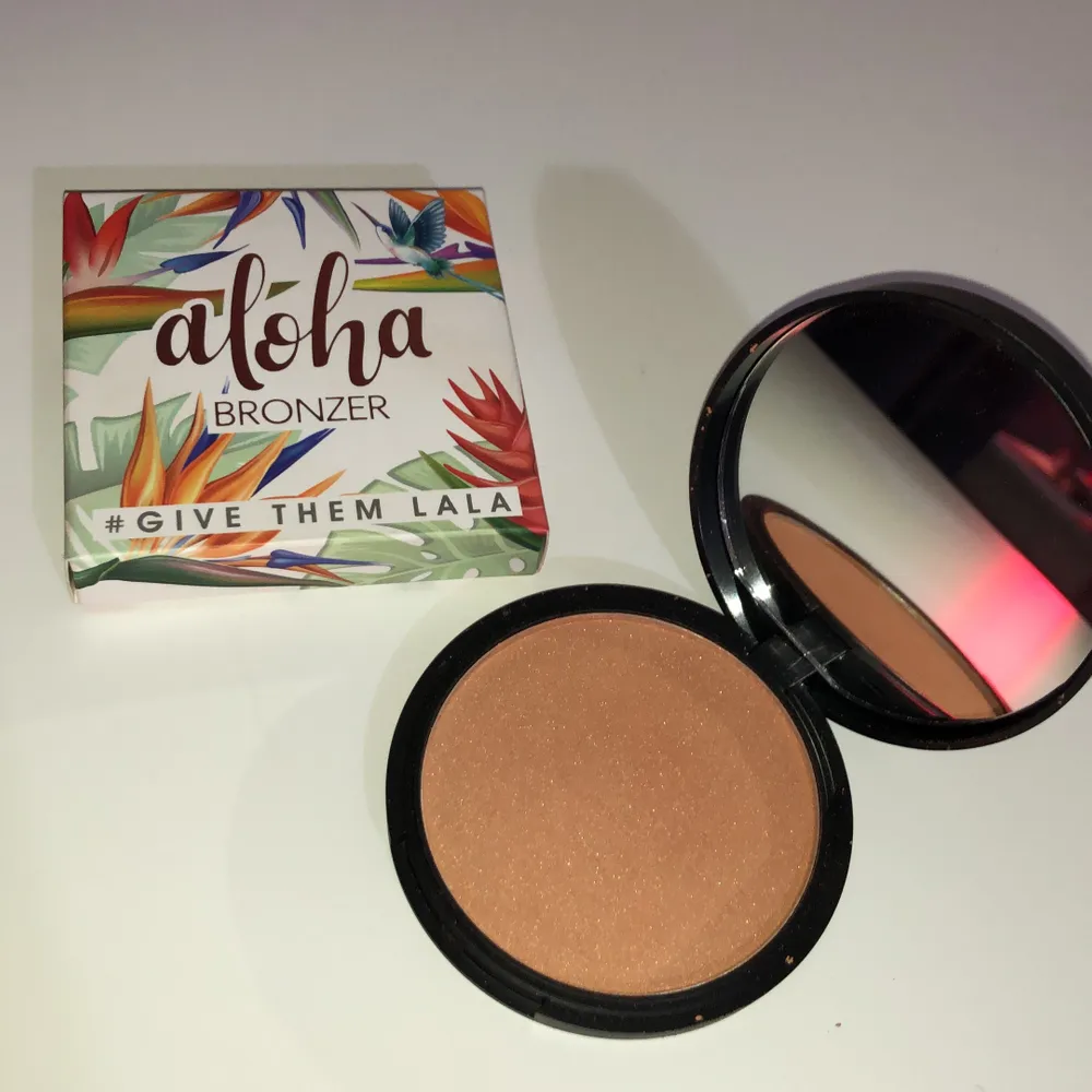 Snygg bronzer med litet skimmer, kan även funka som ett puder för att se mer tan ut😍 Aldrig använd endast testad. Övrigt.