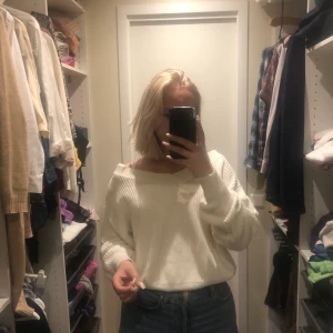 vit off shoulder tröja - superfin stickad ( ej stickigt material) tröja utan axlar köpt på gina tricot, väldigt sällan använd därför är den som ny🙌🏼 den är storlek L men skulle säga att den sitter som en S-L