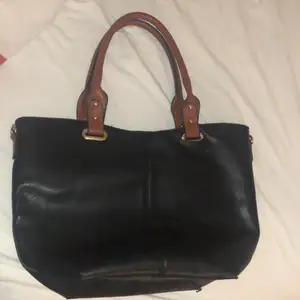 Säljer en svart väska som jag köpt i italien