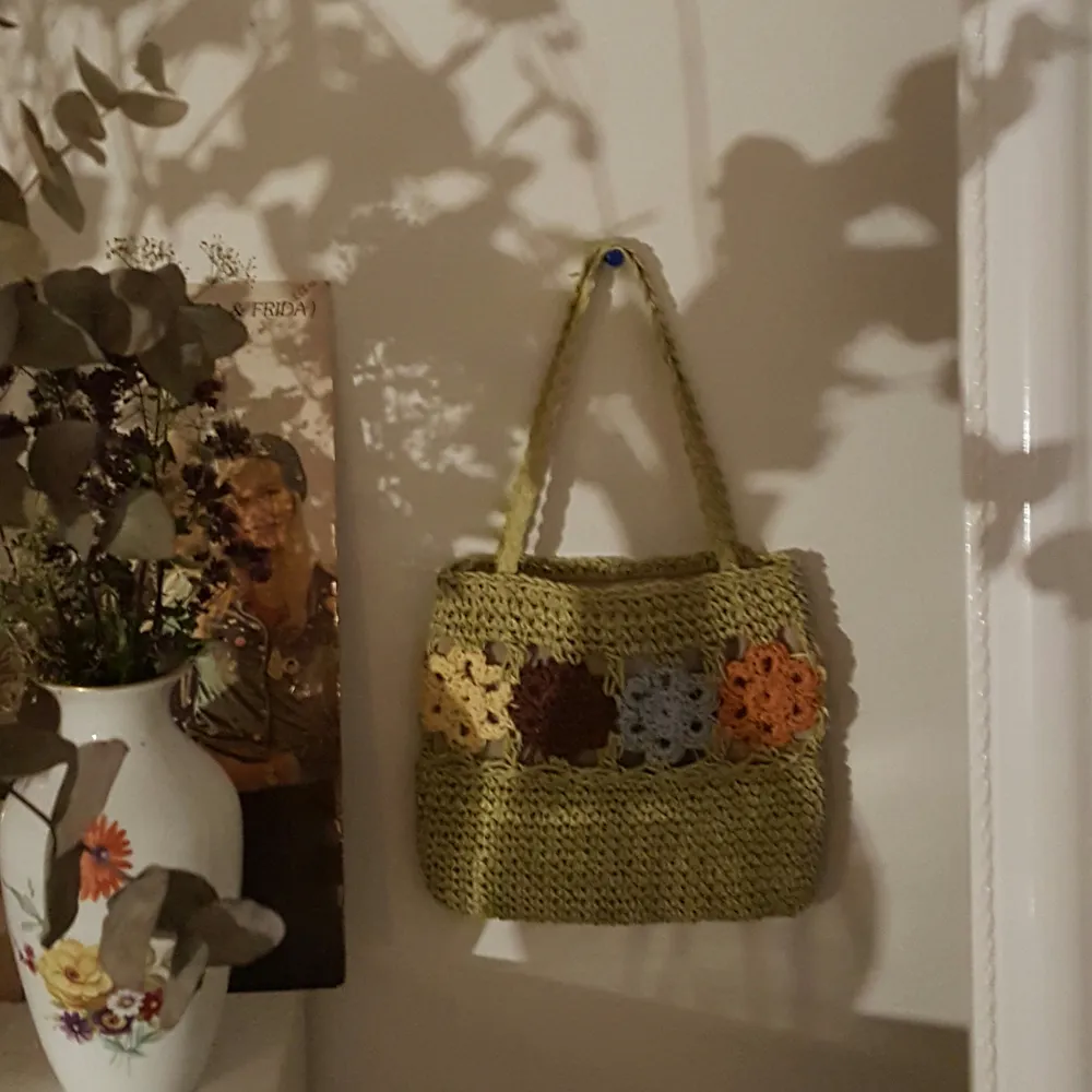 En supergullig liten virkad handväska med blommigt motiv (fodrad). Köpt second hand och aldrig använd. FRI FRAKT. Kan mötas i Stockholm💞. Väskor.