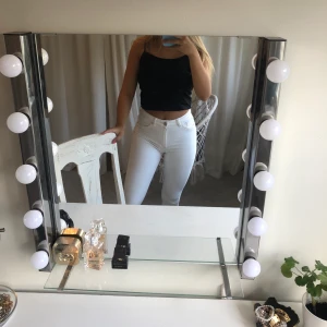 Vita jeans - Vita raka bikbok jeans med frasar nertill. Använts ca 4 gånger. Nypris 600kr men säljer för 200kr+frakt