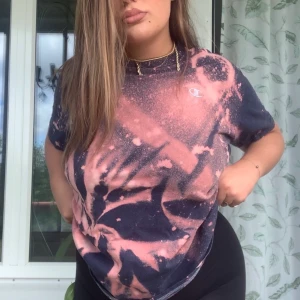 champion tie-die t-shirt  - egen blekt champion t-shirt i ett mycket kvalitativt material. köpt för 400kr