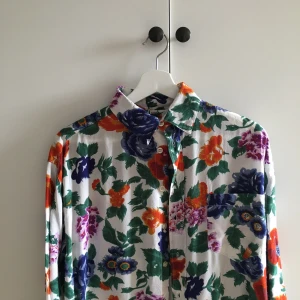 🌼 Blommig skjorta 🌺 - Jättenajs blommig skjorta köpt second hand, väldigt bekväm och väldigt blommig. Strl 42/44? Basically L, men passar även på mig som har S i vanliga fall. Frakt tillkommer 💐