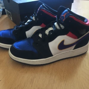 Jordan 1 mid  - Jordan 1 mid strl 38, använda sparsamt. Kvitto finns. Buda gärna.