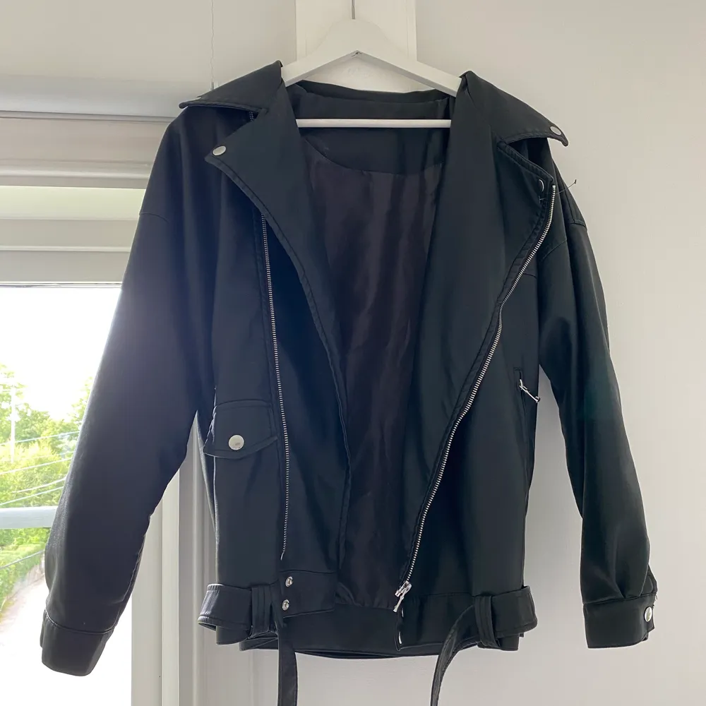 Oversized faux leather jacket, helt oanvänd och i nyskick. Köpt för 579 kr. Så snygg! Storlek M men passar XS-L beroende på hur oversized man vill att den ska vara🥰 FLERA VERKAR VARA INTRESSERADE, BUDA!!! (Högsta bud just nu: 490kr). Jackor.