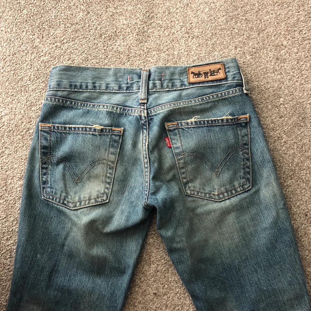 Ett par coola o trendiga ljusblå lågmidjade levisjeans med en röd rand på sidorna. Är w24/xs och är rätt långa på mig (är 163). Så fina och köpta här på Plick men passade inte riktigt och har får många jeans så måste sälja!. Jeans & Byxor.