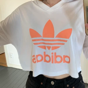 Cropad Oversized T-shirt från Addidas - Säljer denna sjukt fina cropade T-shirten från addidas som på mig har en oversized passform. Säljs för den inte kommer till användning:( köparen står för frakten!