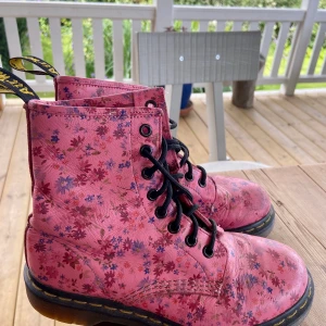 Dr Martens - Rosa Dr Martens med blommönster i fint skick! 