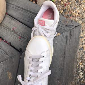 Adidas sneakers i vitt och rosa. Sulan är något mer krämfärgad. Använda 2-3 gånger, så bra skick! 