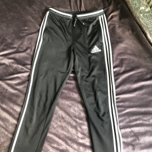 Adidas byxor  - Storlek 164, 13-14år
