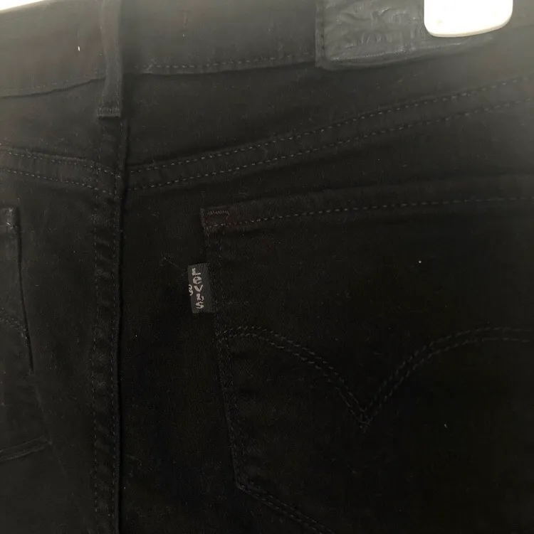 Svarta levis jeans i modellen bootcut, W25. Låg-mellan i midjan. Använda men är i fint skick! Köparen står för frakt. Har ni några frågor är det bara att höra av sig!. Jeans & Byxor.