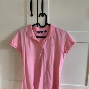 Piké  - En rosa gant piké i strl 158/164, vilket motsvar XS. Fint skick, använd ett fåtal gånger.