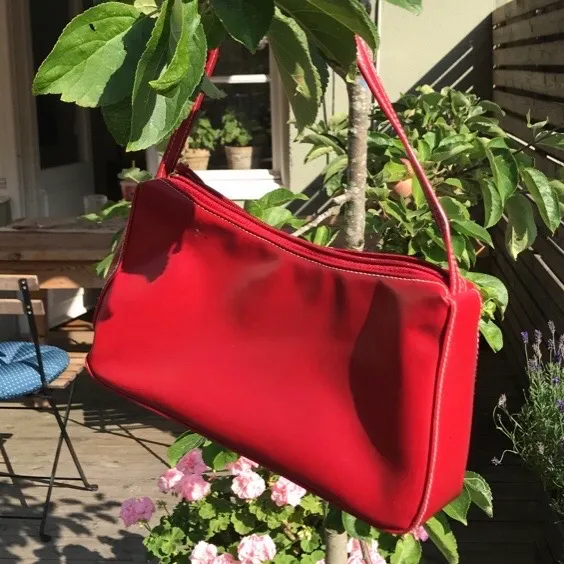 Skitsnygg trendig röd handväska, aldrig använd! Har ett innerfack och är i jättebra skick😙 Köparen står för frakt!. Väskor.