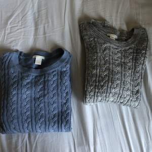 tröjor från h&m i blå och grå. Köper man båda kostar dom 150kr totalt och en kostar 80kr. frakt är exkluderat🥰