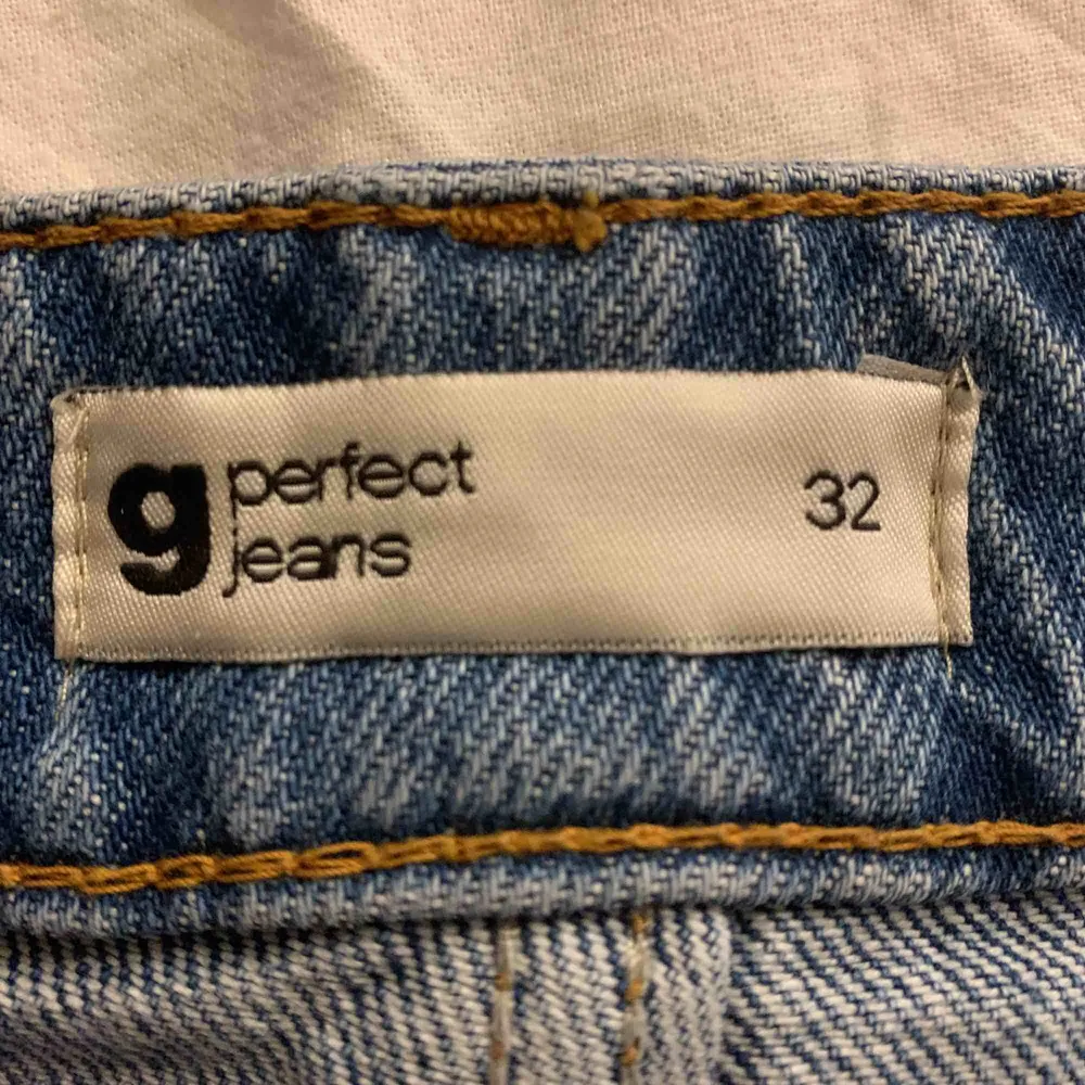Jeans från Gina! Använda endast ca 3 gånger så i väldigt bra skick!☺️  Säljer dessa pågrund utav att dom inte kommer till användning.  Om många är intresserade, blir det budgivning!🥰  Frakt tillkommer :) . Jeans & Byxor.