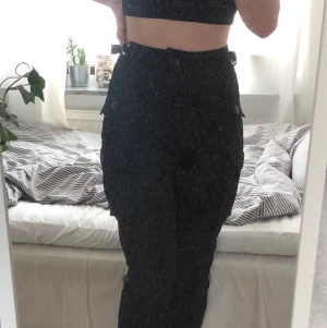Bershka cargopants  - Säljer dessa jättefina cargobyxorna från Bershka. Säljer pga att de inte kommer till användning. Fraktkostnad tillkommer💓