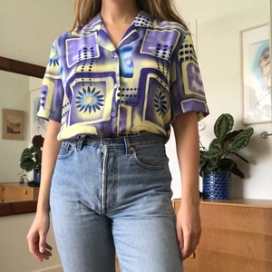 Vintage skjorta  - Säljer denna brutalt snygga skjorta vid bra bud! Riktigt nice vintage i superskick