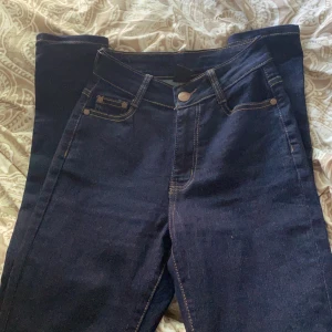 Fashionnova jeans - Fina Fashionnova byxor i storlek 1/2, storlek S. Knappt använda inte slitna. Små fickor på baksidan. Sitter bra är tajtare i midjan. 