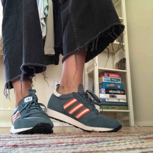  - HELT OANVÄNDA sneakers! Köpte dessa på Caliroots i våras, tyvärr är de för små för mig 😭 Sjukt snygga och sköna, lätta och finaste färgerna. Storleken är 40 2/3 men skulle gissa att de passar bäst på en 39-39,5. Dm vid frågor eller för fler bilder! 💘