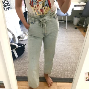 Jeans från Gina tricot - Jeans från ginatricot med knytning i midjan. I storlek 36. I mycket bra skick. Frakt tillkommer som köparen står för. Priset går att diskutera. Vid frågor så är det bara att höra av sig.