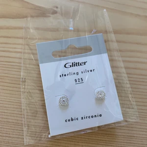 Silver örhängen  - Super fina helt nya silver örhängen från glitter. Helt ny & oanvänd såklart. 