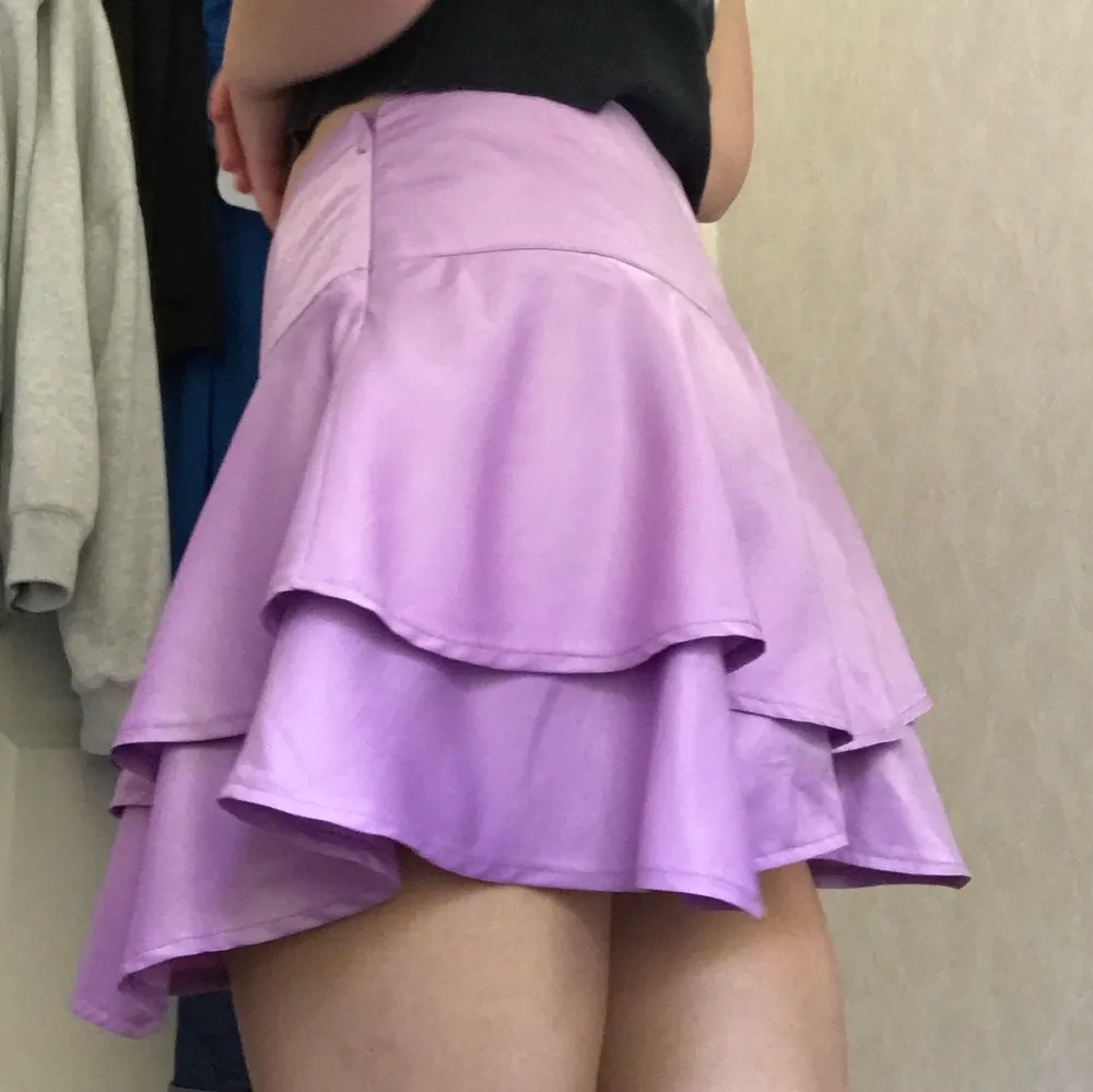 Pastell-lila kjol i storlek 38🥰 Väldigt skön att ha på sig och i okej skick!. Kjolar.