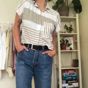  - Säljer denna ascoola skjorta som tyvärr är liite för liten på mig. Croppad och med snyggastd beigea färgen. 