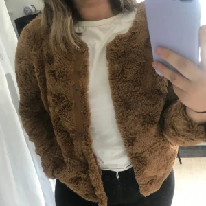 Brun Pälsjacka  - En brun pälsjacka från VERO MODA i storlek L, jättefint skick då den inte är använd. Köparen står för frakt!!