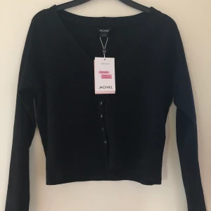 Oanvänd tröja  - En fin oanvänd långärmad tröja från monki. Prislapp är kvar.
