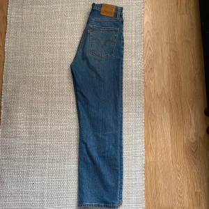 Levi’s Ribcage jeans - Ett par jeans från Levi’s i i rak modell, passar xs/s. Köptes för 1200, säljer för 250+frakt✨