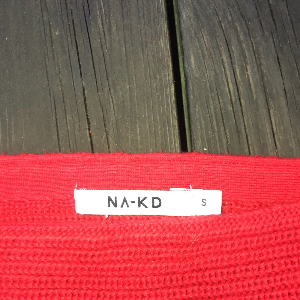 En snygg röd stickad tröja från NAKD, med smal passform i midjan.. Tröjor & Koftor.