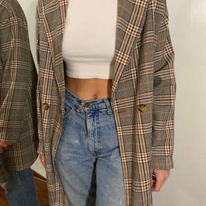 Ascool kappa från Pull&Bear i rutigt mönster💕 Köpt på pull&bear i Spanien, knappt använd. Är i Strl M men ska sitta ”oversize” så passar från XS-M beroende på passform😊