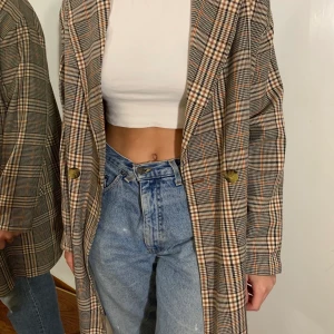 Pull & bear kappa - Ascool kappa från Pull&Bear i rutigt mönster💕 Köpt på pull&bear i Spanien, knappt använd. Är i Strl M men ska sitta ”oversize” så passar från XS-M beroende på passform😊